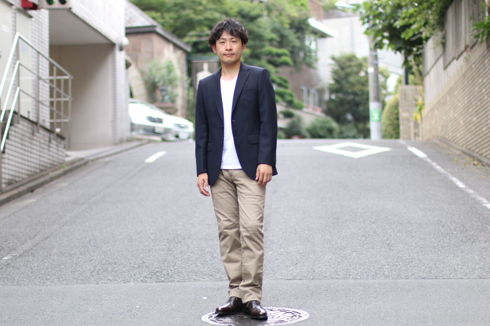 ジャケットにTシャツとチノパン