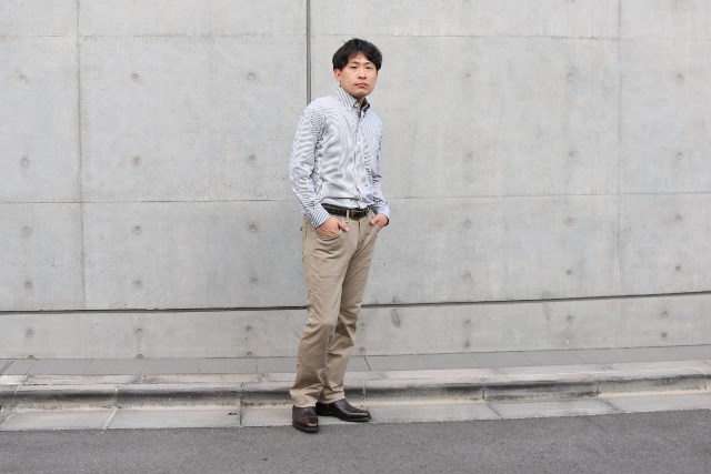 ストライプシャツとチノパンの着こなし