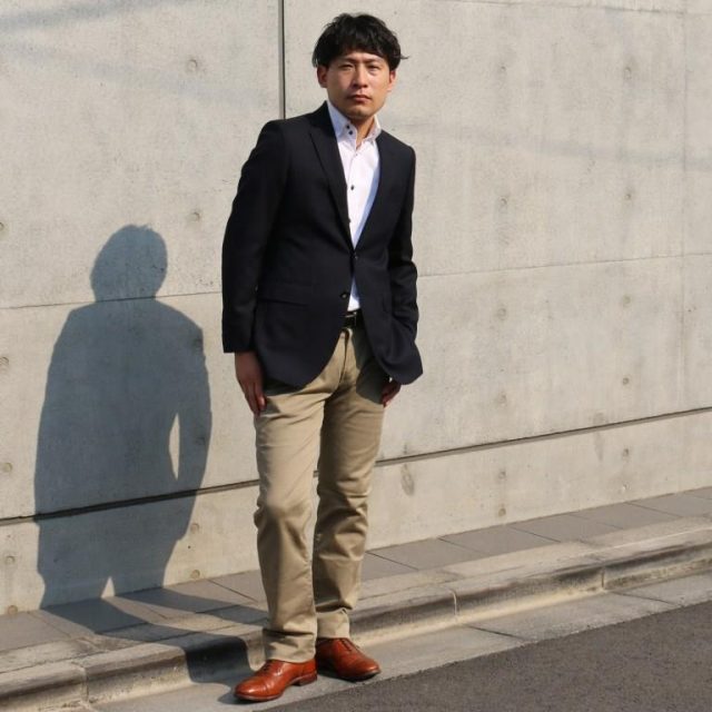 ビジネスカジュアルで王道チノパンを着こなすポイントをロジカル解説