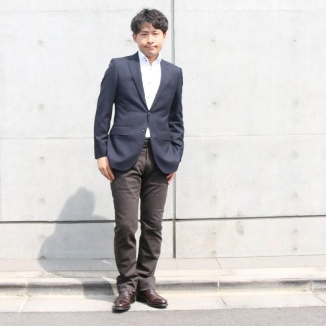 ビジネスカジュアルで王道チノパンを着こなすポイントをロジカル解説