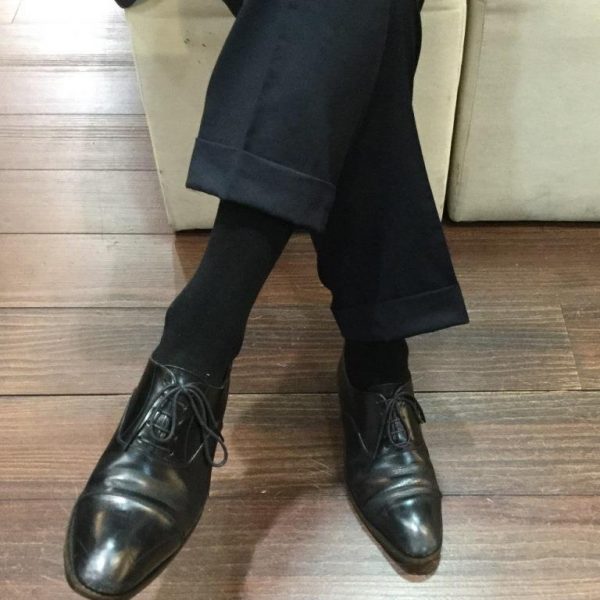 スーツに合わせる靴下の色は黒 濃紺 濃いグレーを選べば間違いなし