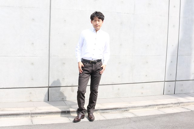白シャツ、チャコールパンツコーデ