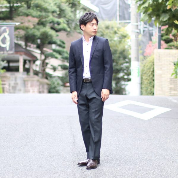 ネイビージャケット×白シャツ×スラックス