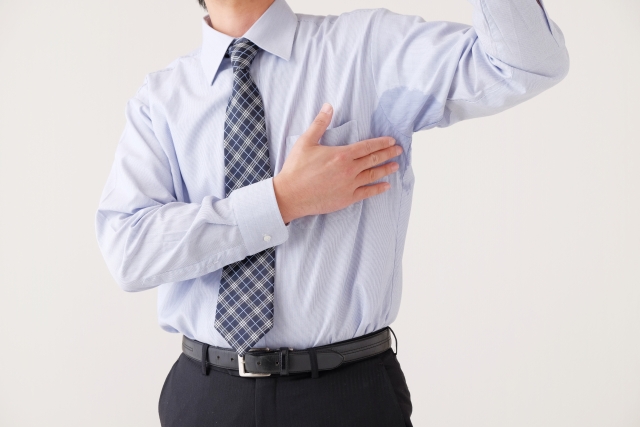 汗染みが気になる方必見！「白・黒・濃紺」の服を着れば目立たない？！